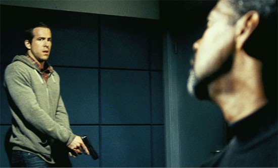 Düşmanı Korurken Fotoğrafı