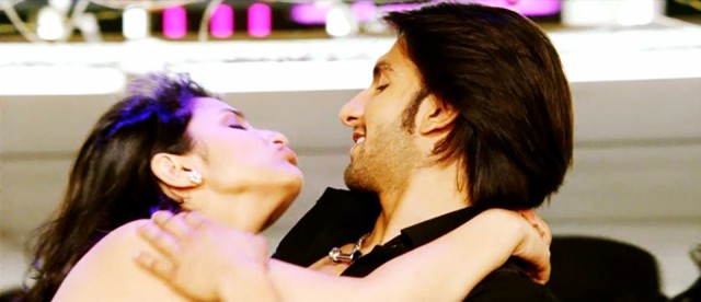 Ladies vs Ricky Bahl Fotoğrafı