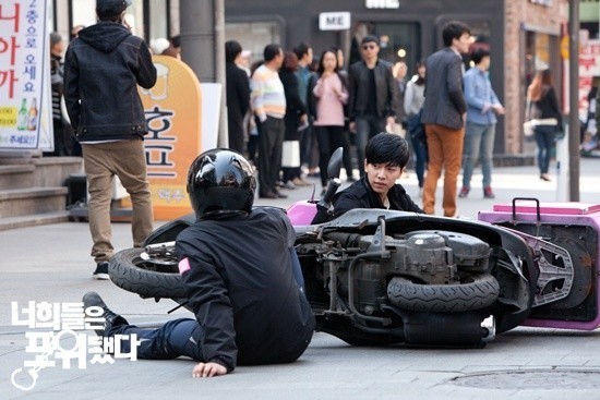 Etrafın Sarıldı Fotoğrafı