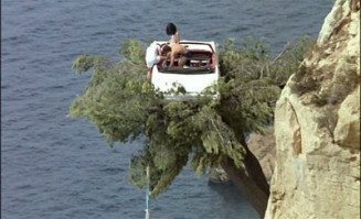 Daldaki Otomobil Fotoğrafı