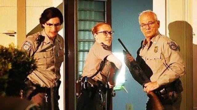Sette polis üniformalarıyla görüntülenen oyuncular Sette polis üniformalarıyla görüntülenen oyuncular