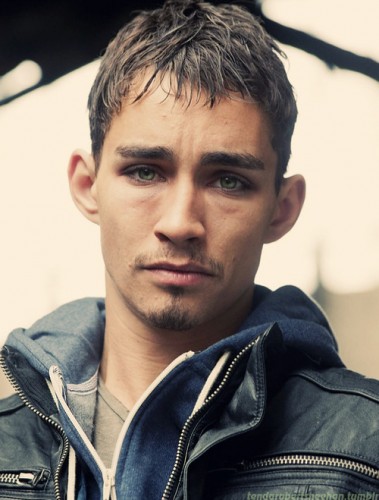 Robert Sheehan Fotoğrafı