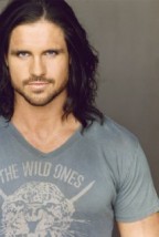 John Hennigan Fotoğrafı