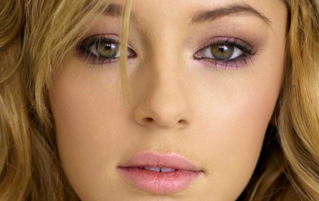 Keeley Hazell Fotoğrafı