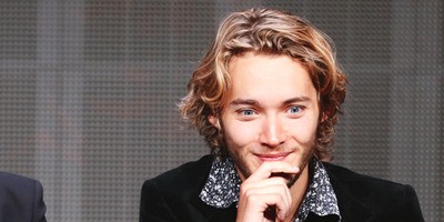 Toby Regbo fotoğrafı