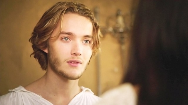 Toby Regbo Fotoğrafı