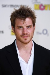 Robert Kazinsky fotoğrafı