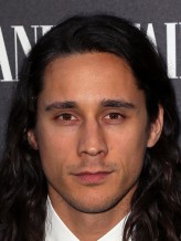 Peter Gadiot fotoğrafı