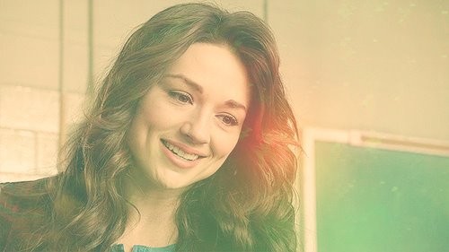 Crystal Reed Fotoğrafı