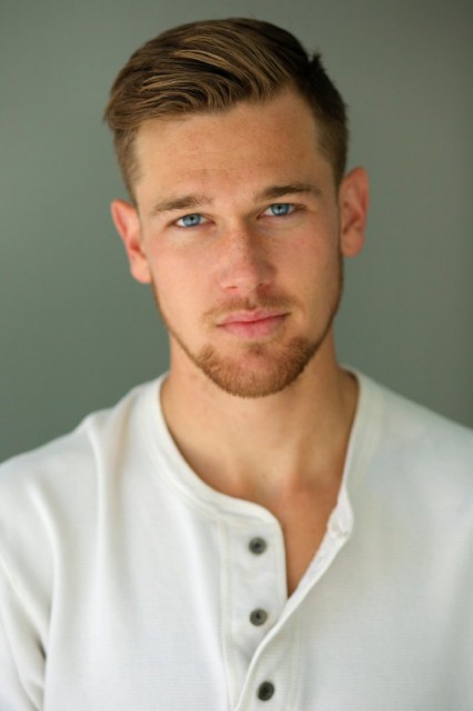 Taylor John Smith Fotoğrafı