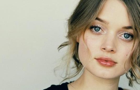 Bella Heathcote Fotoğrafı