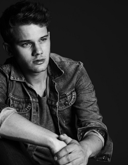 Jeremy Irvine Fotoğrafı