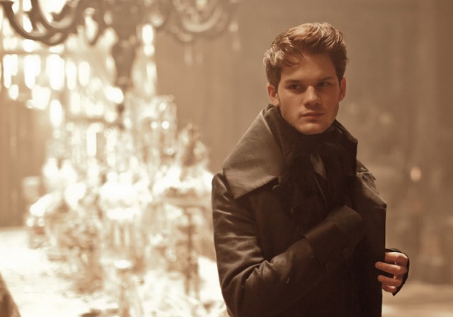 Jeremy Irvine Fotoğrafı