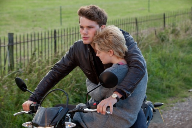 Jeremy Irvine Fotoğrafı