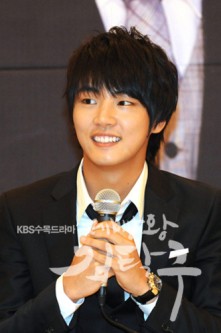 Yoon Si Yoon Fotoğrafı