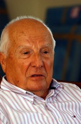 Kenan Evren fotoğrafı