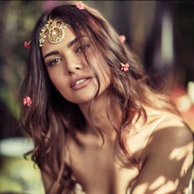 Esha Gupta Fotoğrafı