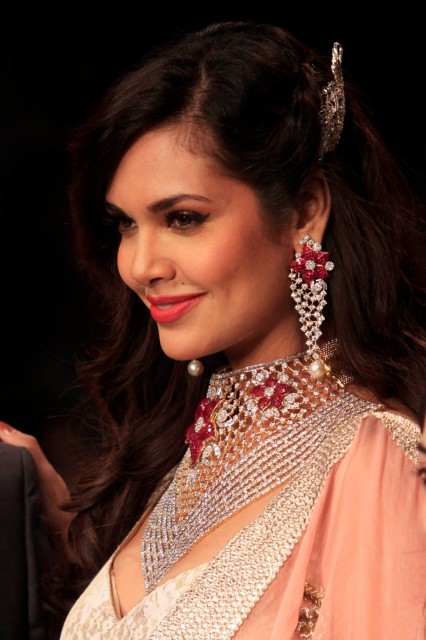 Esha Gupta Fotoğrafı