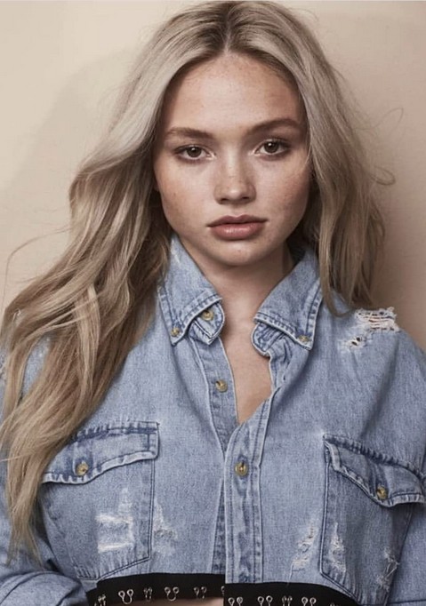 Natalie Alyn Lind Fotoğrafı