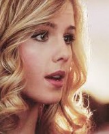 Emily Bett Rickards Fotoğrafı