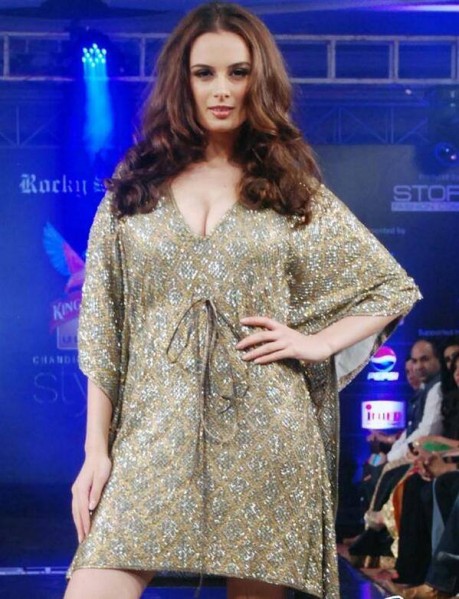 Evelyn Sharma Fotoğrafı