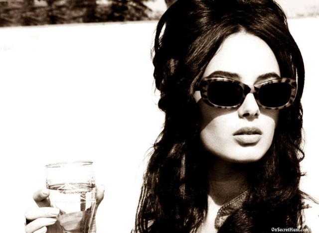 Evelyn Sharma Fotoğrafı