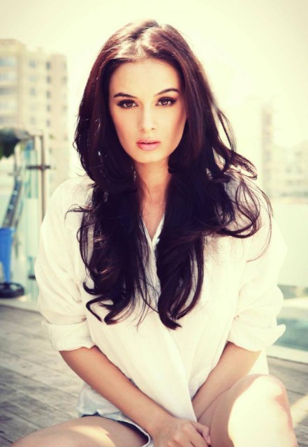 Evelyn Sharma Fotoğrafı