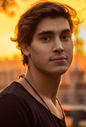 Henry Zaga Fotoğrafı
