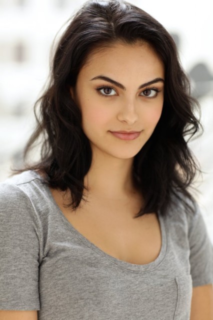 Camila Mendes Fotoğrafı
