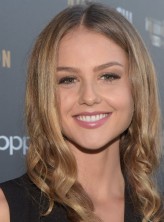 Isabelle Cornish fotoğrafı