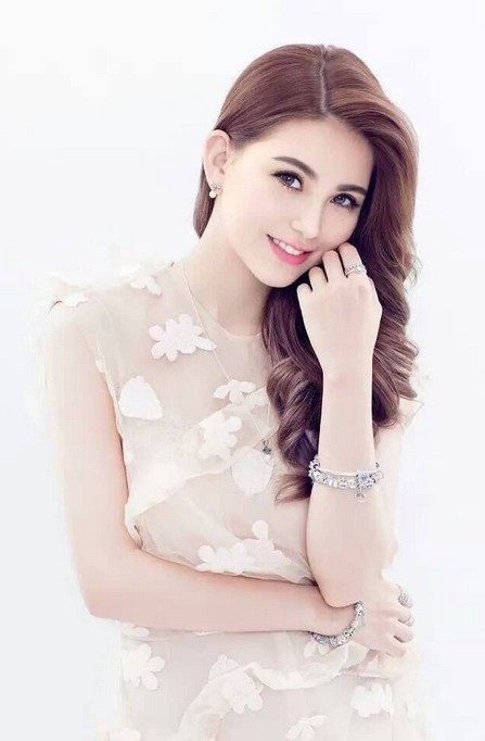 Hannah Quinlivan Fotoğrafı