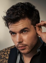 Luke Newton fotoğrafı