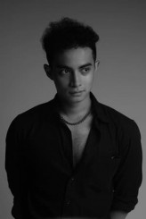 Omara Esteghal fotoğrafı