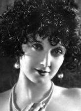 Mae Busch fotoğrafı