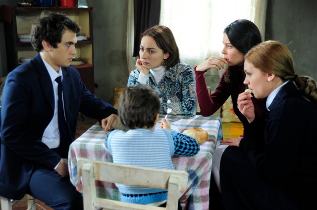 Öyle Bir Geçer Zaman Ki Fotoğrafı