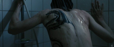 Ejderha Dövmeli Kız Fotoğrafı