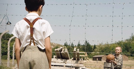 Çizgili Pijamalı Çocuk Fotoğrafı