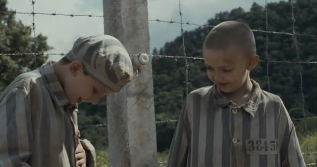 Çizgili Pijamalı Çocuk Fotoğrafı