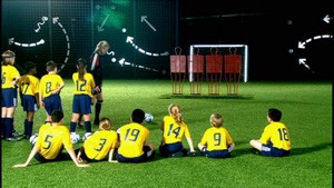 Beckham Futbol öğretiyor Fotoğrafı