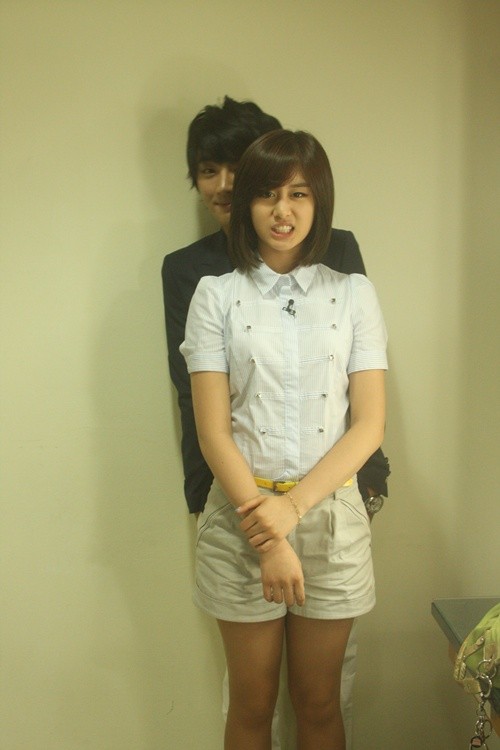 T-ara And Yoon Si-yoon's Bubibubi Fotoğrafı