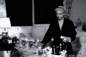 Madonna İle Yatakta fotoğrafı