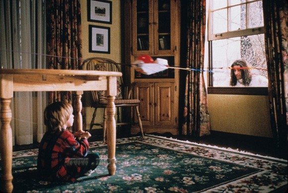 Evde Tek Başına 3 Fotoğrafı