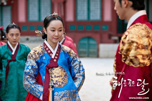 The Moon That Embraces the Sun Fotoğrafı