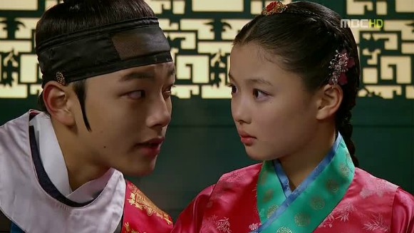 The Moon That Embraces the Sun Fotoğrafı