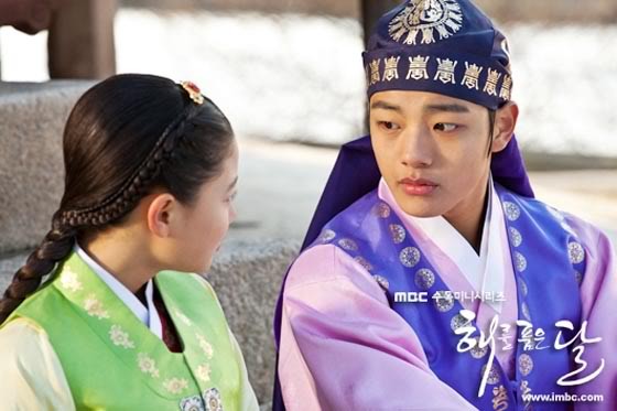 The Moon That Embraces the Sun Fotoğrafı