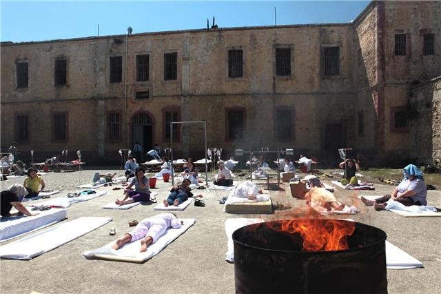 Parmaklıklar Ardında Fotoğrafı