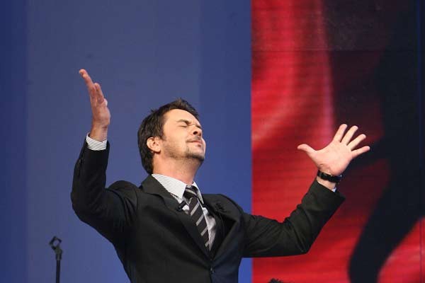 Beyaz Show Fotoğrafı