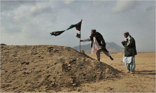 Sweetest Embrace: Return To Afghanistan Fotoğrafı