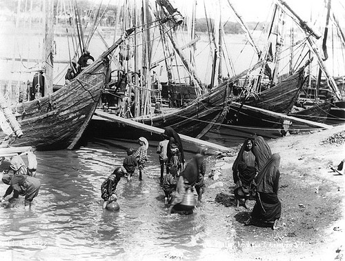 Women Fetching Water From The Nile Fotoğrafları 2